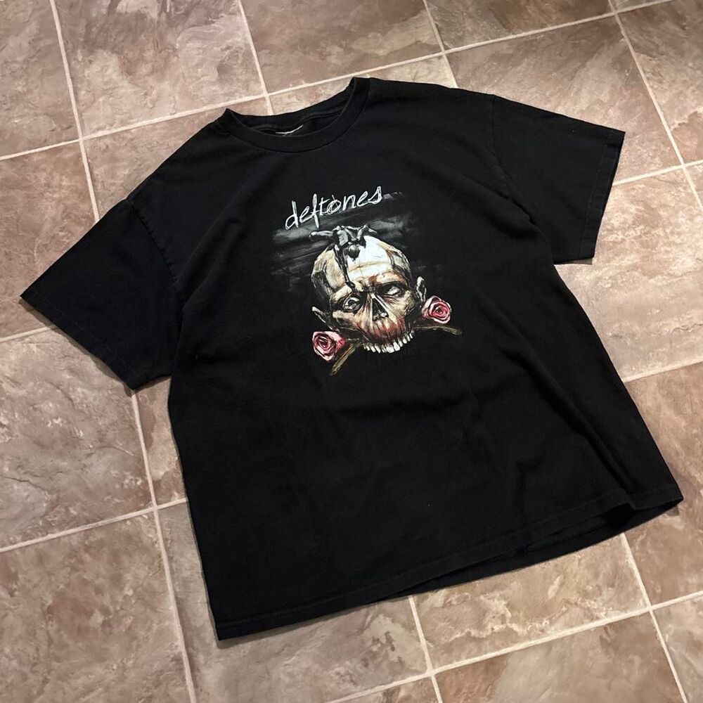 Vtg '03 Deftones concert tee black w/ skull and roses graphic, fits mens medium!
